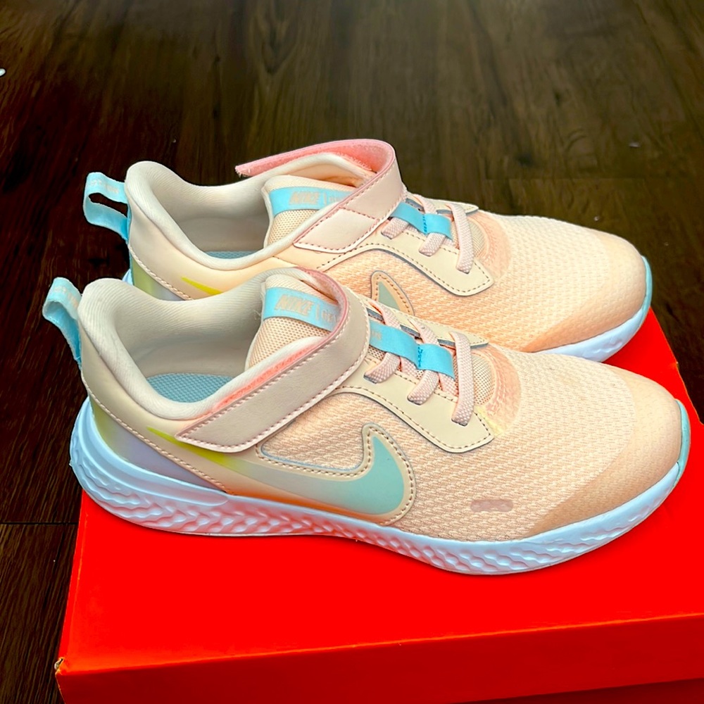 Nike Revolution Girl sneakers